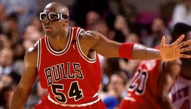 公牛球星三分绝杀，全场观众热烈欢呼，大学经济可是.